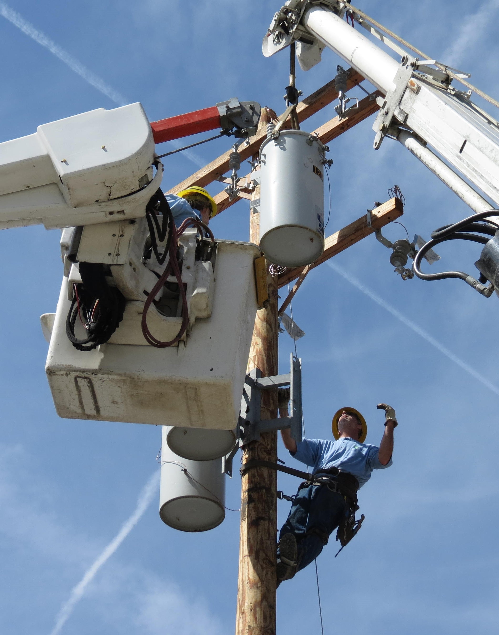 Image of linemen working